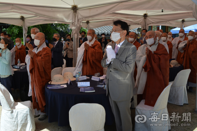 28일 경산 제석사에서 '원효사상과 코비드-19 극복을 위한 대안'이라는 주제로 학술대회가 열었다. 개회식에서 참가자들이 합장을 하고 있는 모습. 김진만 기자