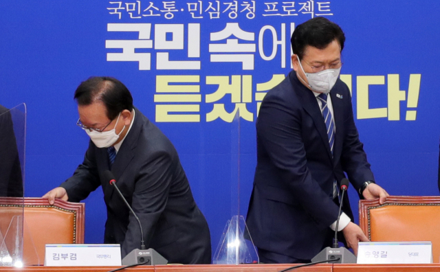 김부겸 국무총리(왼쪽)와 더불어민주당 송영길 대표가 28일 서울 여의도 국회에서 열린 당정청협의회에서 기념촬영 후 자리에 앉고 있다. 연합뉴스