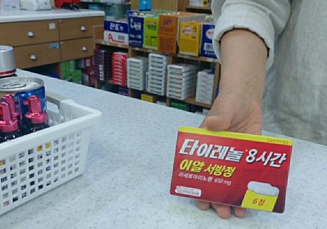 28일 오후 대구 한 약국에서 타이레놀을 판매하고 있다. 이수현 기자