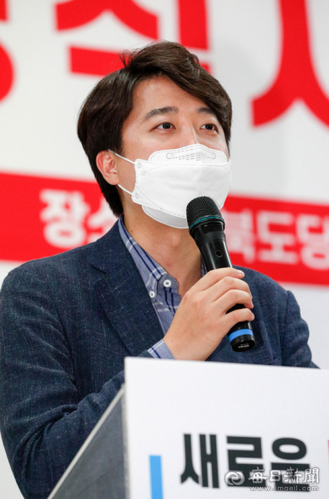 국민의힘 당 대표 예비 경선을 1위로 통과한 이준석 전 최고위원이 28일 대구 수성구 범어동 국민의힘 경북도당에서 개최된 당직자 간담회에 참석해 당원들에게 지지를 호소하고 있다. 우태욱 기자 woo@imaeil.com