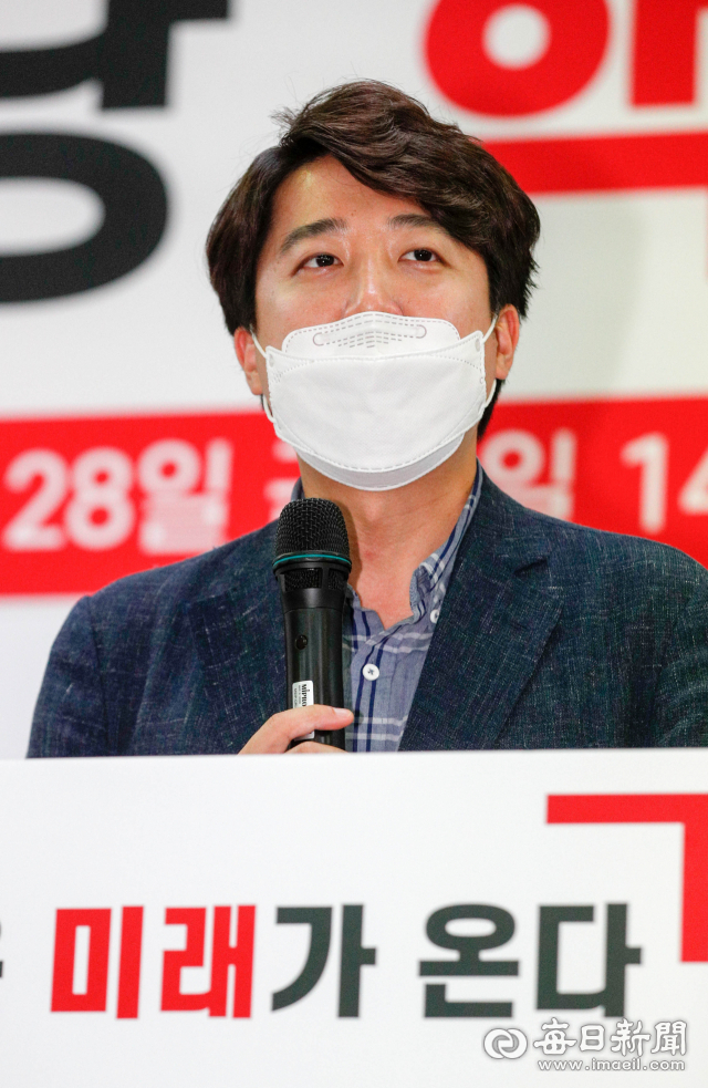 국민의힘 당 대표 예비 경선을 1위로 통과한 이준석 전 최고위원이 28일 대구 수성구 범어동 국민의힘 경북도당에서 개최된 당직자 간담회에 참석해 당원들에게 지지를 호소하고 있다. 우태욱 기자 woo@imaeil.com