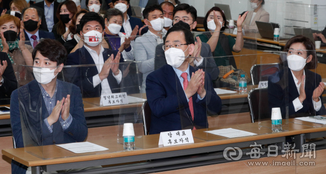국민의힘 당 대표 예비 경선을 통과한 이준석(왼쪽부터) 전 최고위원, 주호영 의원, 나경원 전 의원이 28일 대구 수성구 범어동 국민의힘 경북도당에서 개최된 당직자 간담회에 참석해 회의 시작을 기다리고 있다. 우태욱 기자 woo@imaeil.com