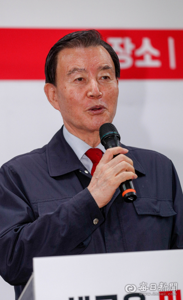 국민의힘 당 대표 예비 경선을 통과한 홍문표 의원이 28일 대구 수성구 범어동 국민의힘 경북도당에서 개최된 당직자 간담회에 참석해 당원들에게 지지를 호소하고 있다. 우태욱 기자 woo@imaeil.com