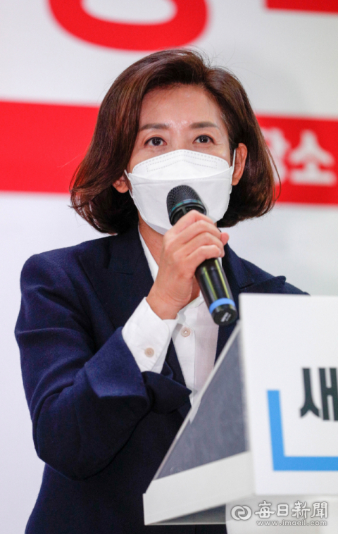 국민의힘 당 대표 예비 경선을 2위로 통과한 나경원 전 의원이 28일 대구 수성구 범어동 국민의힘 경북도당에서 개최된 당직자 간담회에 참석해 당원들에게 지지를 호소하고 있다. 우태욱 기자 woo@imaeil.com