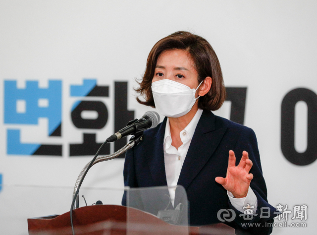 국민의힘 당 대표 예비 경선을 2위로 통과한 나경원 전 의원이 28일 대구 수성구 범어동 국민의힘 경북도당에서 개최된 당직자 간담회에 참석해 당원들에게 지지를 호소하고 있다. 우태욱 기자 woo@imaeil.com