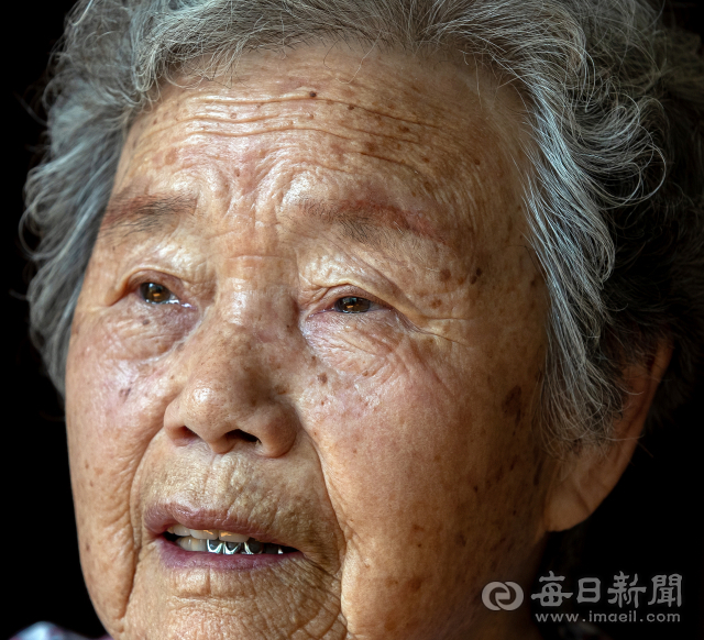태풍 사라호에 고추장 단지, 도끼 한 자루만 챙겨 이주해 자식들을 키운 정호남 할머니가 그날을 회상하며 눈시울을 붉히고 있다. 김태형 선임기자 thk@imaeil.com