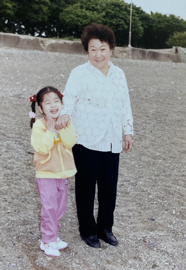 2003년 인천 영흥도 십리포 해수욕장에서 할머니 장경자 씨와 손녀 박세연 씨가 환하게 웃고 있다. 가족제공.