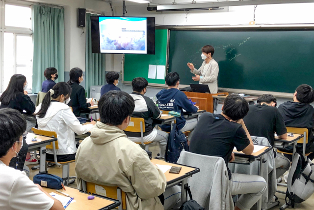 대구가톨릭대 한 교수가 신명고에서 전공 탐색의 날을 진행하고 있다. 대구가톨릭대 제공
