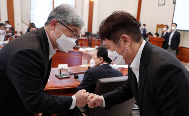 최재성 청와대 정무수석이 29일 오후 청와대 본관에서 열린 부동산 부패 청산 제7차 공정사회 반부패정책협의회에서 최재형 감사원장과 인사하고 있다. 연합뉴스