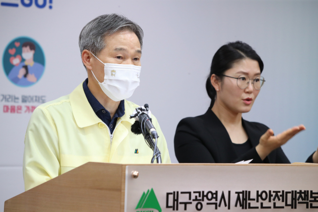 대구시가 유흥시설 집합금지와 식당, 카페 등 일부 업종 운영시간 제한조치를 일주일 연장키로 했다. 채홍호 대구시 행정부시장이 30일 대구시청 브리핑룸에서 연장 이유를 설명하고 있다. 대구시 제공