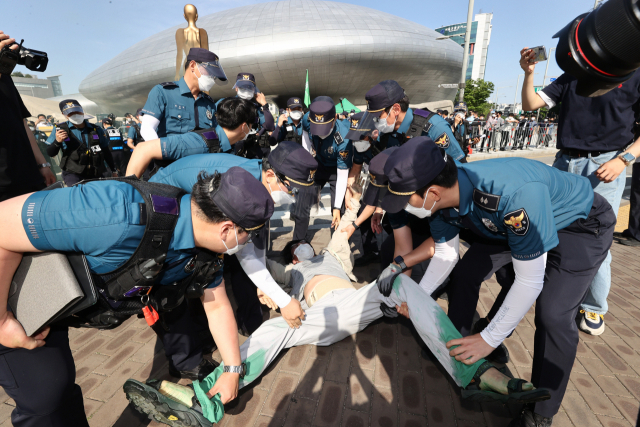 기사와 상관 없는 자료사진. 30일 오후 P4G 서울정상회의가 열리는 서울 중구 DDP 앞에서 P4G서울정상회의대응행동 등 환경단체 회원들이 정상회의 개막을 규탄하며 연막탄을 터뜨리던 중 경찰의 제지를 받고 있다. 연합뉴스