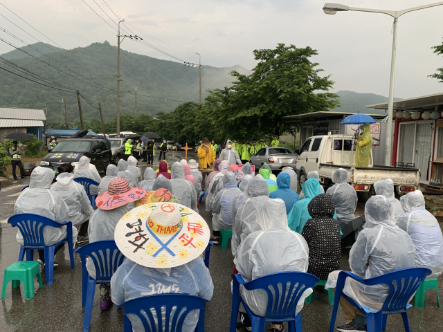31일 사드 반대 측이 비가 오는 가운데 사드 기지로 들어가는 도로를 점거한 채 농성을 하고 있다. 사드철회 소성리종합상황실 제공