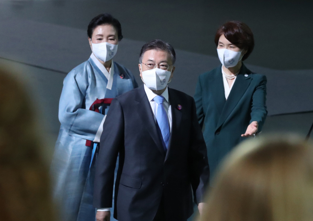 문재인 대통령과 부인 김정숙 여사가 30일 오후 서울 동대문디자인플라자(DDP)에서 열린 