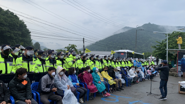 31일 사드 기지 통행로를 막고 농성하던 사드 반대 측이 경찰 해산으로 소성리 마을회관 쪽으로 옮겨 집회를 잇고 있다. 사드철회 소성리종합상황실 제공