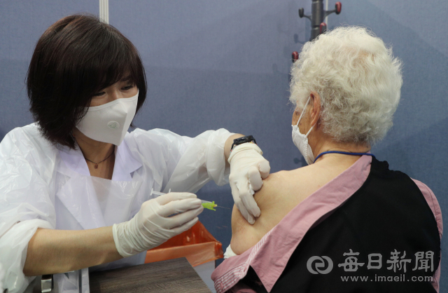 31일 대구 육상진흥센터에 마련된 코로나19 수성구 예방접종센터를 찾은 한 어르신이 화이자 백신 1차 접종을 받고 있다. 성일권 기자 sungig@imaeil.com