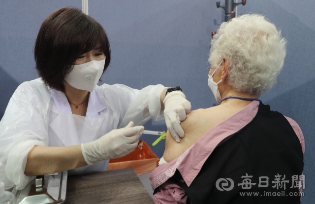 31일 대구 육상진흥센터에 마련된 코로나19 수성구 예방접종센터를 찾은 한 어르신이 화이자 백신 1차 접종을 받고 있다. 성일권 기자 sungig@imaeil.com