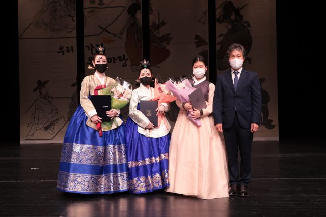 제32회 대구국악제 전국국악경연대회 수상자들(왼쪽부터 장연희, 백은희, 이정윤, 김신효 지회장). 대구국악협회 제공