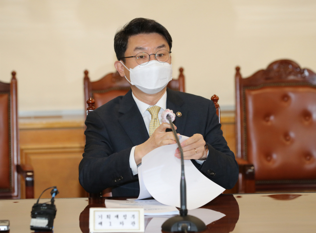 이억원 기획재정부 1차관이 1일 서울 은행회관에서 열린 거시경제 금융회의를 준비하고 있다. 연합뉴스
