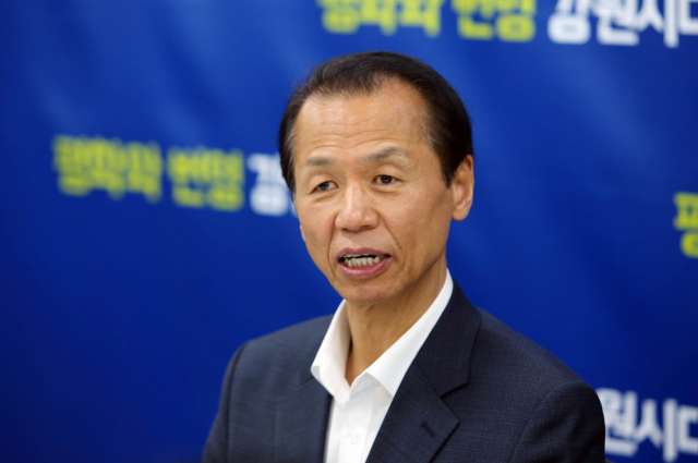 최문순 강원도지사가 1일 오전 도청 기자실에서 간담회를 통해 대통령 선거 출마 의사를 밝히고 있다. 연합뉴스