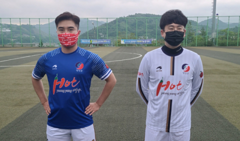 영양군축구협회는 앞뒤에 영양 대표축제와 명소를 새겨 넣은 선수 유니폼을 제작해 각종 대회 출전시 영양을 홍보 마케팅에 활용한다. 영양군 제공