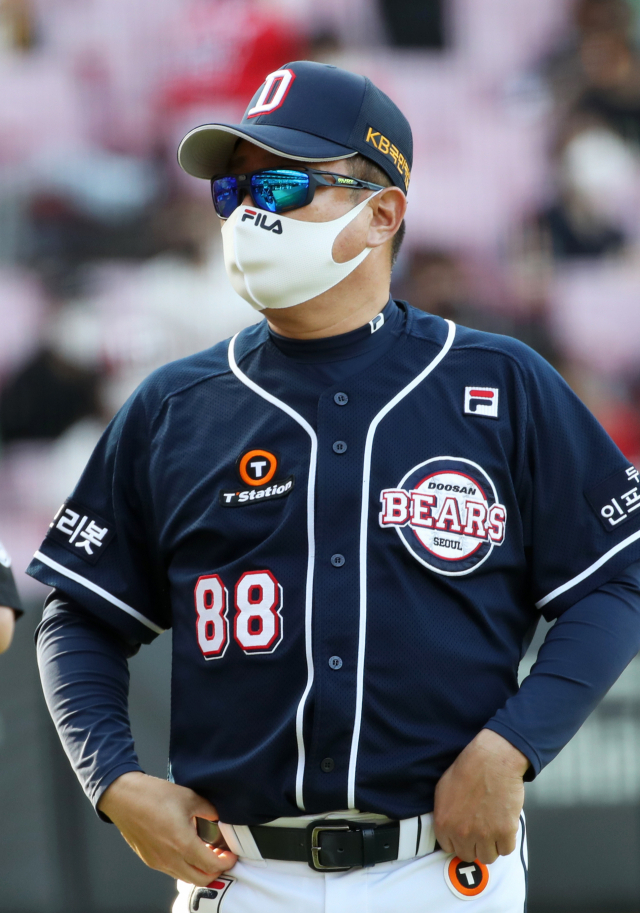 5월 9일 광주-기아챔피언스필드에서 열린 2021 KBO 프로야구 두산 베어스와 KIA 타이거즈의 더블헤더 1차전에서 두산 김태형 감독이 9회 말 수비에 앞서 선수교체를 통보하고 있다. 연합뉴스