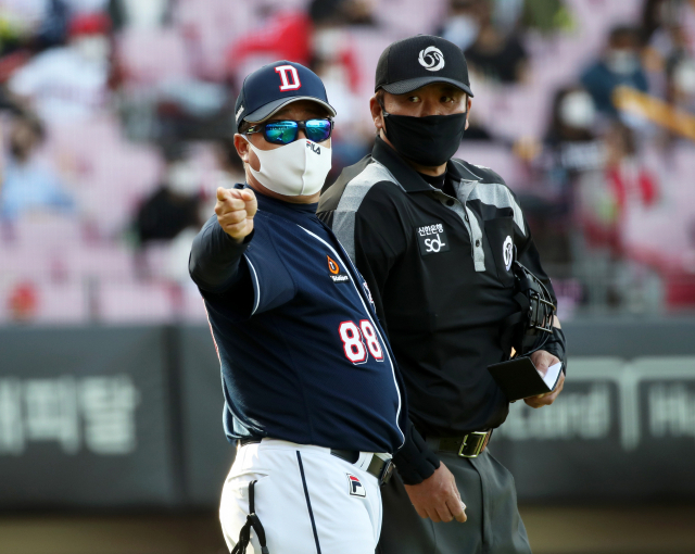 5월 9일 광주-기아챔피언스필드에서 열린 2021 KBO 프로야구 두산 베어스와 KIA 타이거즈의 더블헤더 1차전에서 두산 김태형 감독이 9회 말 수비에 앞서 전일수 주심에게 선수교체를 알리고 있다. 연합뉴스