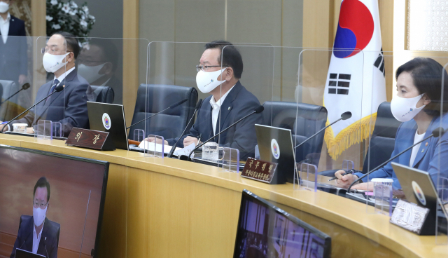 김부겸 국무총리가 1일 오전 세종시 정부세종청사에서 서울과 영상으로 연결해 열린 국무회의를 주재하며 발언하고 있다. 왼쪽은 홍남기 경제부총리 겸 기획재정부 장관, 오른쪽은 유은혜 사회부총리 겸 교육부 장관. 연합뉴스