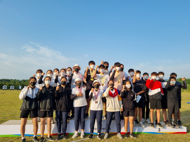 대구 대표 학생 양궁 선수들이 지난달 27일부터 29일까지 전북 국제양궁장에서 개최된 화랑기 제42회 전국시·도대항 양궁대회 겸 제50회 전국소년체육대회에서 금메달 3, 은메달 2, 동메달 1개의 성적을 거두고 기념촬영을 하고 있다. 대구시교육청 제공