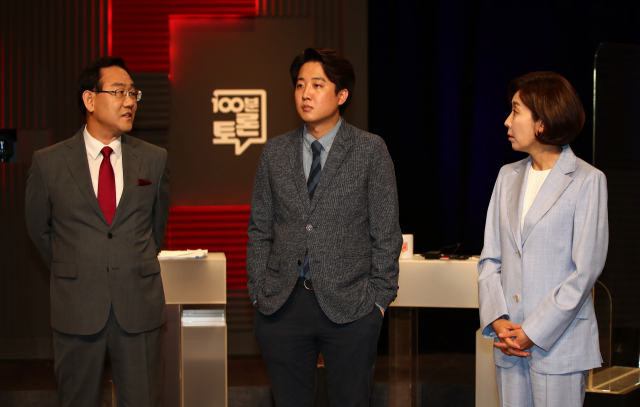국민의힘 당대표 선거에 출마한 나경원(오른쪽 부터), 이준석, 주호영 후보가 31일 서울 마포구 상암 MBC스튜디오에서 열린 100분토론회에 앞서 대화하고 있다. 연합뉴스