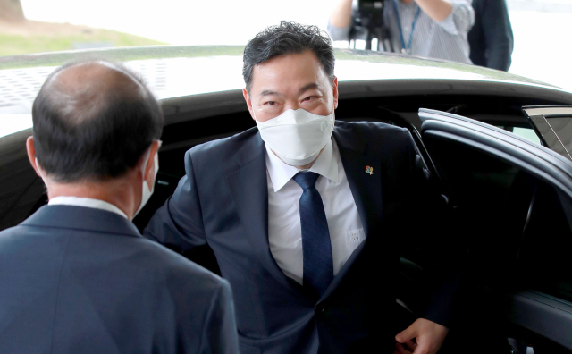 김오수 신임 검찰총장이 1일 오후 서울 서초구 대검찰청으로 출근하고 있다. 연합뉴스