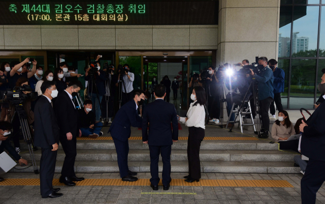 김오수 신임 검찰총장이 1일 오후 취임식에 참석하기 위해 서울 서초구 대검찰청으로 들어가며 취재진의 질문에 답하고 있다. 연합뉴스