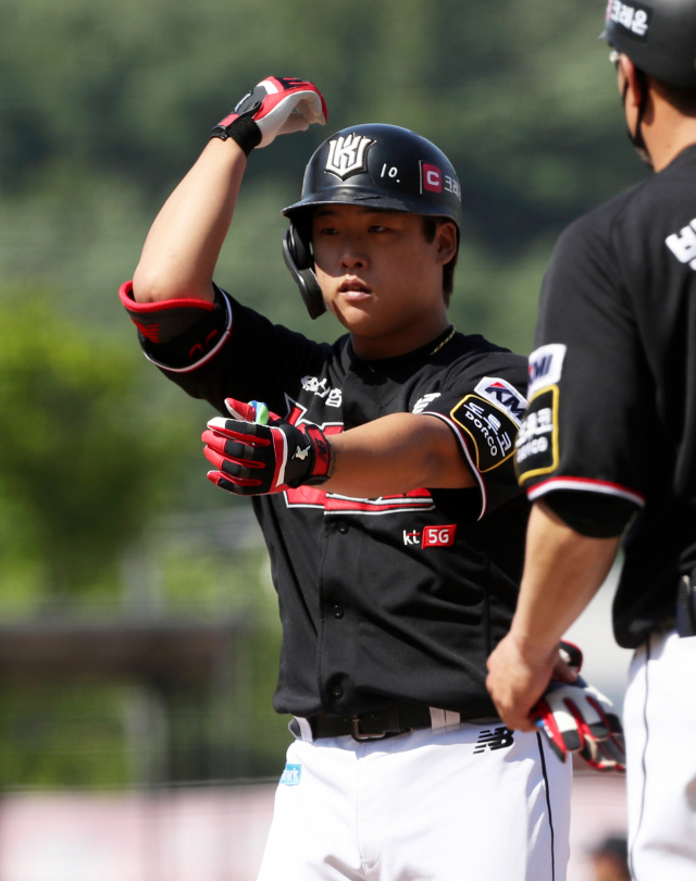 5월 30일 광주-기아챔피언스필드에서 열린 2021 KBO 프로야구 kt wiz와 KIA 타이거즈의 경기에서 kt 강백호가 6회초에 안타를 치고 1루에 진루한 뒤 세리머니하고 있다. 연합뉴스