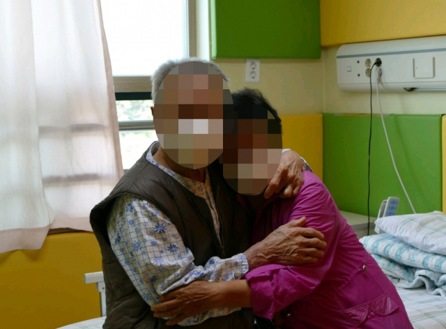 경북 안동에 위치한 경북도립요양병원에서 첫 대면 면회가 이뤄진 1일 1년 여 만에 만난 남편A(87) 씨와 아내B(78) 씨가 서로를 부둥켜 안고 안부를 물었다. 김영진 기자
