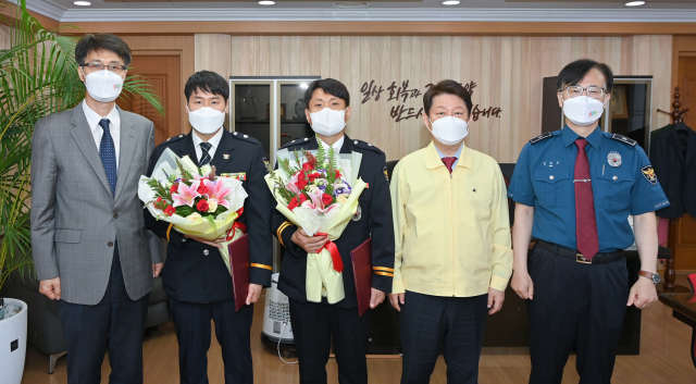 권영진 대구시장은 1일 자치경찰위원회가 출범한 이후 첫 자치경찰사무 담당 경찰공무원 경위급 승진자 2명에게 직접 임용장을 수여했다. 대구시 제공