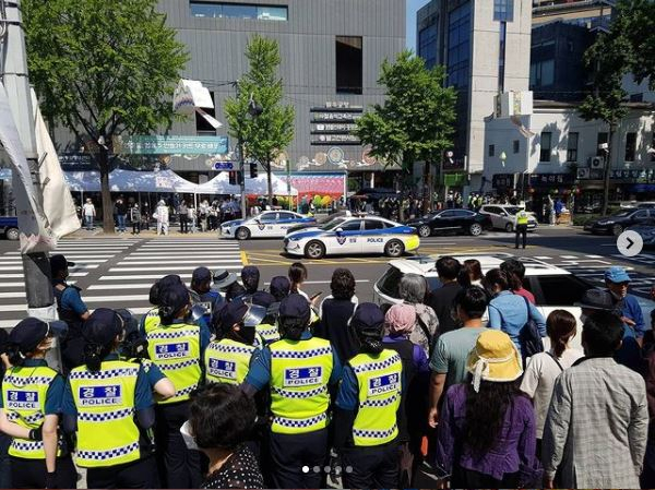 석가탄신일인 19일 서울의 대표적인 사찰인 조계사와 봉은사에서 잇따라 소란이 빚어졌다. 경찰 등에 따르면 이날 오전 10시께 종로구 조계사 일주문 앞에 10여명이 몰려 손팻말을 들고 찬송가를 부르거나 구호를 외쳤다. 이들은 