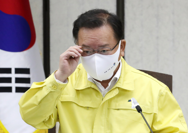 김부겸 국무총리가 2일 오전 세종시 정부세종청사에서 열린 신종 코로나바이러스 감염증(코로나19) 대응 중앙재난안전대책본부 회의에 참석해 자료를 살피고 있다. 연합뉴스