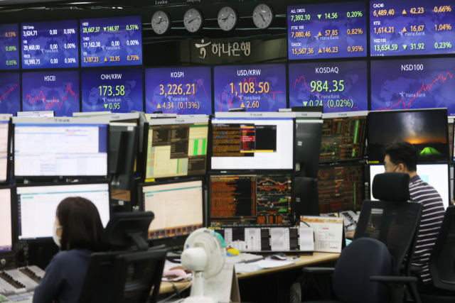 2일 오전 서울 중구 하나은행 딜링룸 모니터에 코스피 지수, 원/달러 환율이 표시돼있다. 코스피는 2.53포인트 오른 3,224.40, 코스닥지수는 0.91포인트(0.09%) 오른 985.50에 출발했다. 연합뉴스