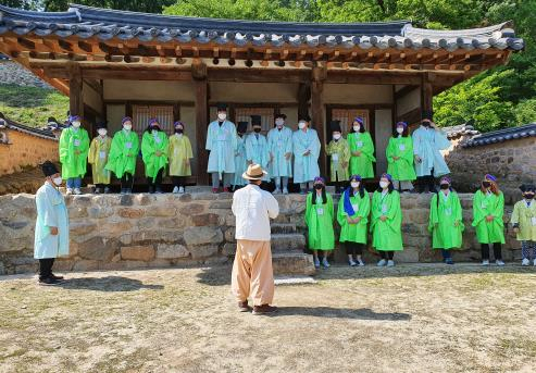 안동문화지킴이가 시행하는 석주 이상룡 선생의 생가 임청각의 사당 둘러보기 현장의 모습. 안동문화지킴이 제공