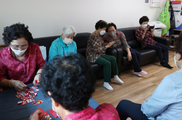코로나19 백신 접종자를 대상으로 경로당 운영이 재개된 가운데 2일 오후 서울 중구 신당동경로당에서 어르신들이 담소를 나누고 있다. 연합뉴스