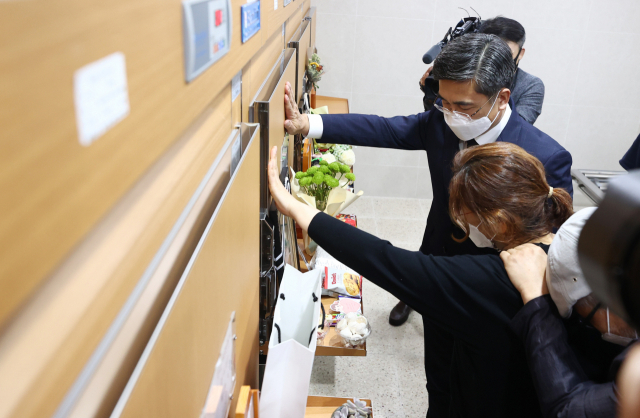 서욱 국방부 장관이 2일 오후 경기도 성남시 국군수도병원 장례식장 영안실에 안치된 고(故) 이모 중사의 주검 앞에서 고개를 숙이고 있다. 서 장관 앞쪽은 이 중사의 부모. 지난 3월 선임 부사관으로부터 성추행을 당했다며 스스로 신고한 이 중사는 두달여만인 지난달 22일 관사에서 숨진 채 발견됐다. 연합뉴스