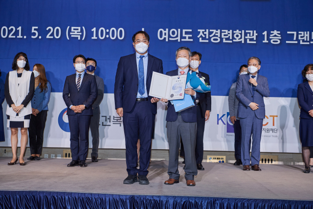 왼쪽부터 조귀훈 보건복지부 보건산업진흥과장, 경북대병원 병리과 김용진 교수