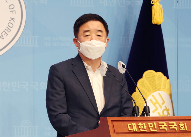 국회 교육위원회 소속 더불어민주당 강득구 의원이 2일 서울 여의도 국회 소통관에서 기자회견을 열고 교육 불평등 해소를 위해 2학기 전면등교, 방과후학교 전면 운영을 촉구하고 있다. 연합뉴스
