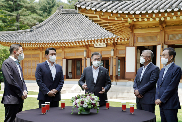 문재인 대통령이 2일 청와대 상춘재에서 최태원 SK 그룹 회장, 정의선 현대자동차그룹 회장, 구광모 LG 그룹 회장, 김기남 삼성전자 부회장 등 4대 그룹 대표와 오찬을 겸한 간담회를 가졌다. 2021.06.02 청와대 제공