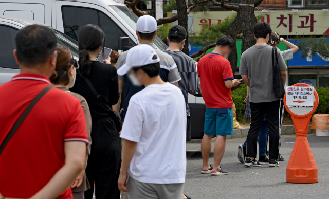 2일 대구 코로나19 확진자가 1만명을 돌파했다. 대구에서 첫 번째 확진자(국내 31번)가 발생한 지난해 2월 18일 이후 441일 만에 발생한 것이다. 이날 달서구 보건소에 마련된 코로나19 선별진료소에서 검사를 받으려는 시민들이 차례를 기다리고 있다. ​김영진 기자 kyjmaeil@imaeil.com