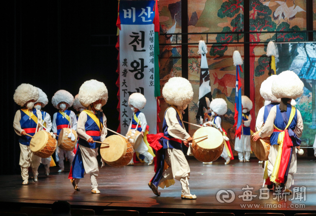 지난해 6월 열린 대구 무형문화재제전에서 무형문화재 제4호 천왕메기 보존회 회원들이 본 공연에 앞서 마스크를 착용한 채 리허설을 하고 있다. 매일신문 DB.