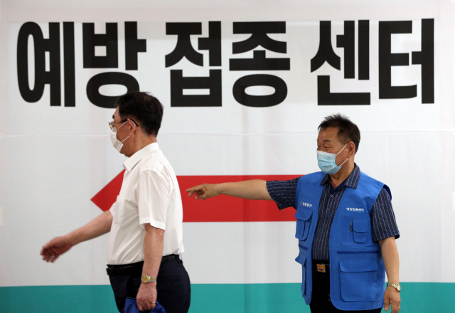 2일 서울 영등포구 제1 스포츠센터에 마련된 코로나19 예방 접종 센터에서 백신 접종을 하려는 어르신이 자원봉사자의 안내를 받고 있다. 연합뉴스