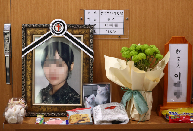 2일 오후 경기도 성남시 국군수도병원 장례식장 영안실에 안치된 고(故) 이모 중사의 주검 앞에 영정사진이 놓여 있다. 지난 3월 선임 부사관으로부터 성추행을 당했다며 신고한 이 중사는 두달여만인 지난달 22일 관사에서 숨진 채 발견됐다. 연합뉴스