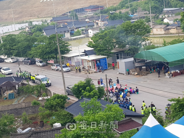 3일 오전 6시 10분쯤 사드 반대 측 50여명이 사드 기지 입구 소성리 마을회관 앞 사드 기지로 통하는 길을 막고 시위를 시작해 경찰과의 충돌이 우려된다. 독자 제공