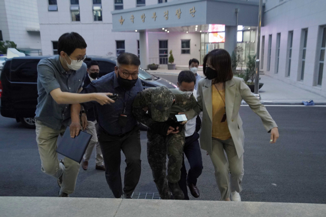 극단적 선택을 한 공군 여성 부사관을 성추행한 혐의를 받는 장 모 중사가 2일 구속영장실질심사를 받기 위해 국방부 보통군사법원에 압송됐다. 사진은 국방부 보통군사법원에 들어가기 전 취재진의 질문에 답하지 않은 채 들어가는 모습. 연합뉴스