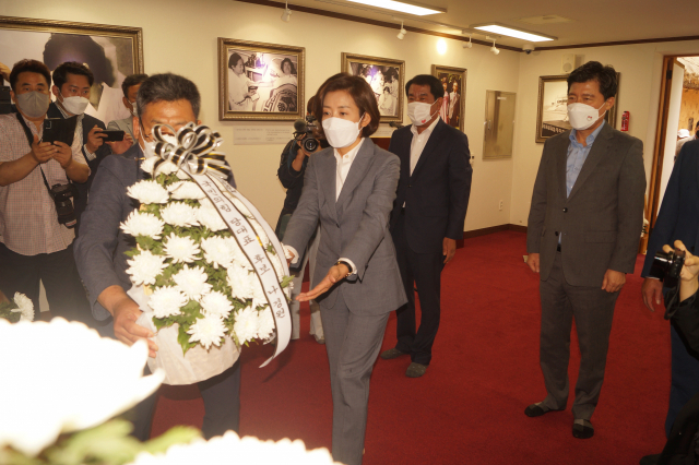 나경원 국민의힘 당대표 후보가 3일 경북 구미 상모동 박정희 대통령 생가를 찾아 헌화를 하고 있다. 전병용 기자